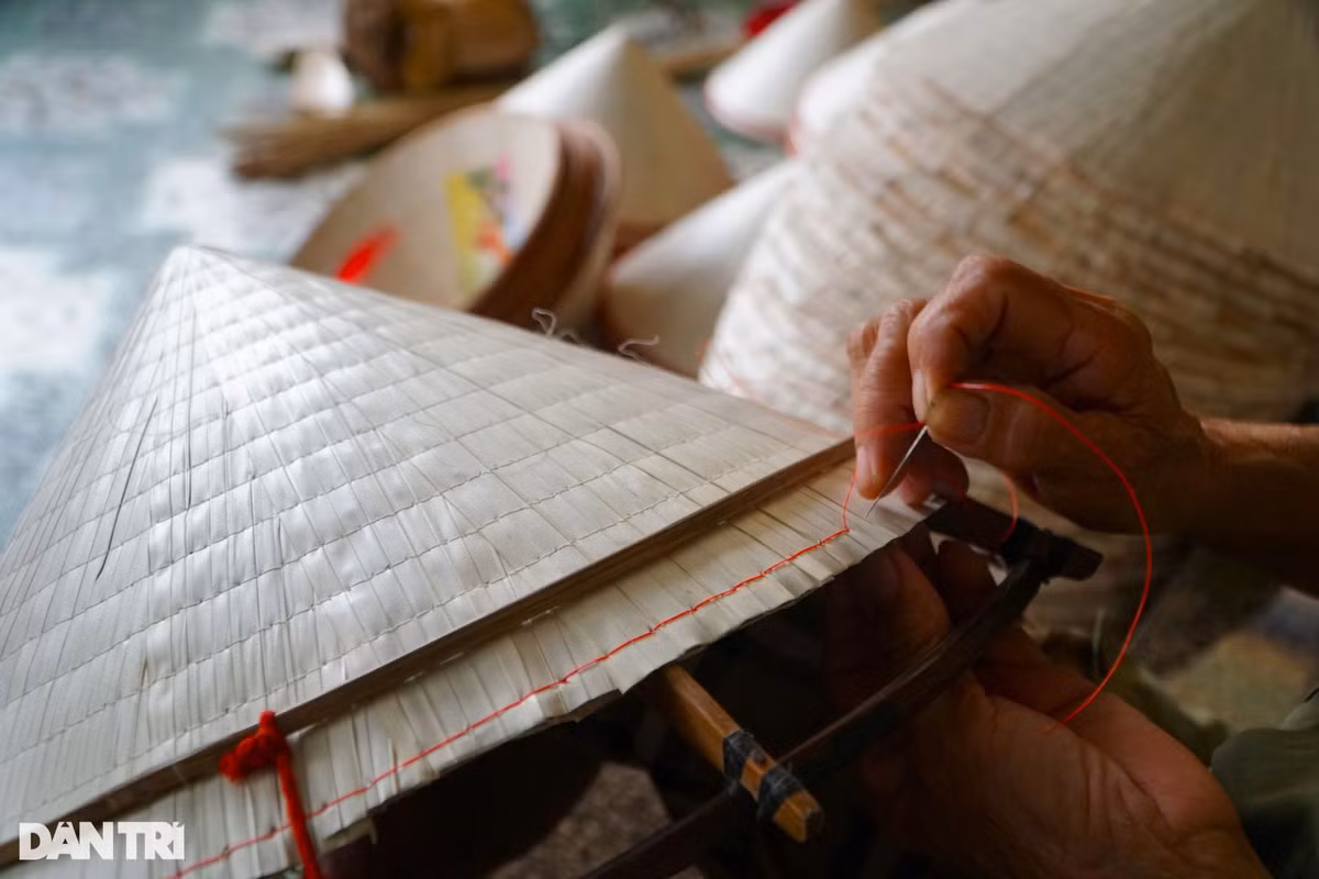 Nhung nguoi phu nu mat van tay, bat mau moi ngay de kiem 100.000d-Hinh-3