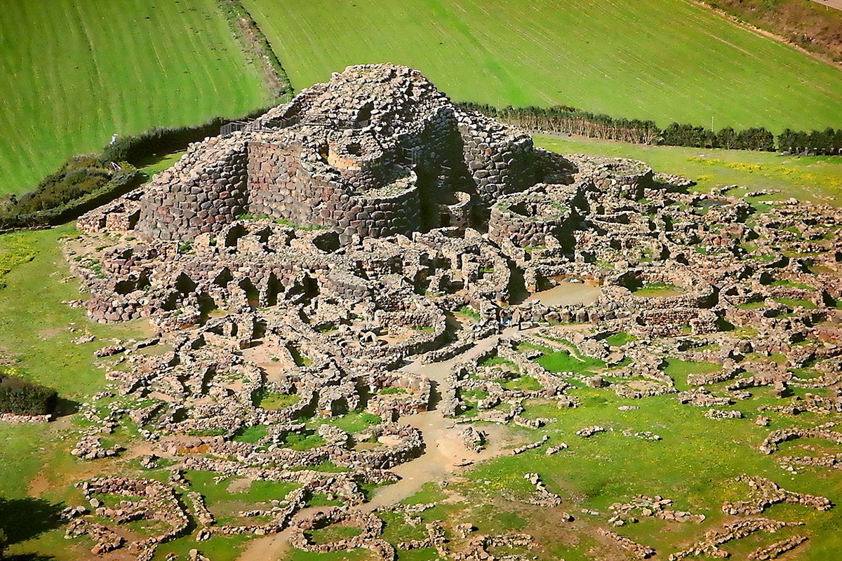 Chủ nhân của các cấu trúc này là nền văn minh Nuragic, một nền văn minh cổ chứa đựng nhiều ẩn số chưa được giải mã. Ảnh: Oddviser.