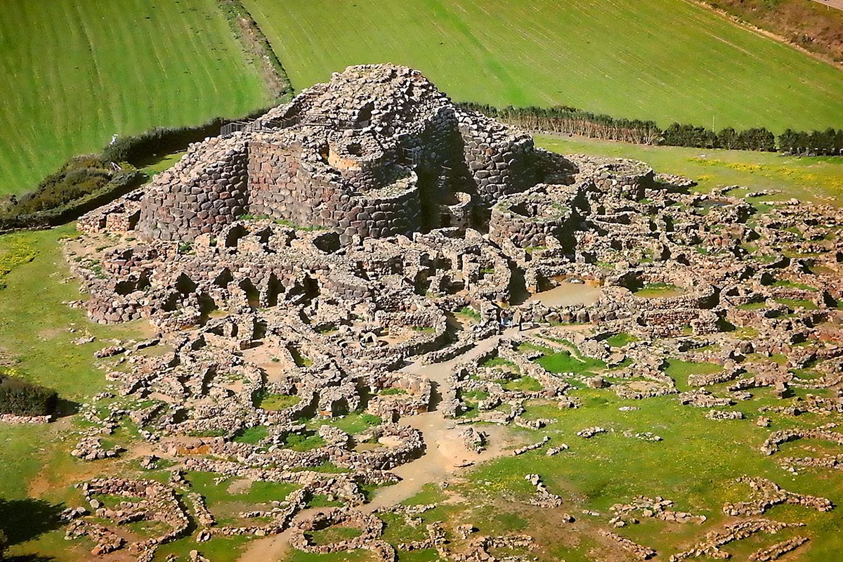 Chủ nhân của các cấu trúc này là nền văn minh Nuragic, một nền văn minh cổ chứa đựng nhiều ẩn số chưa được giải mã. Ảnh: Oddviser.