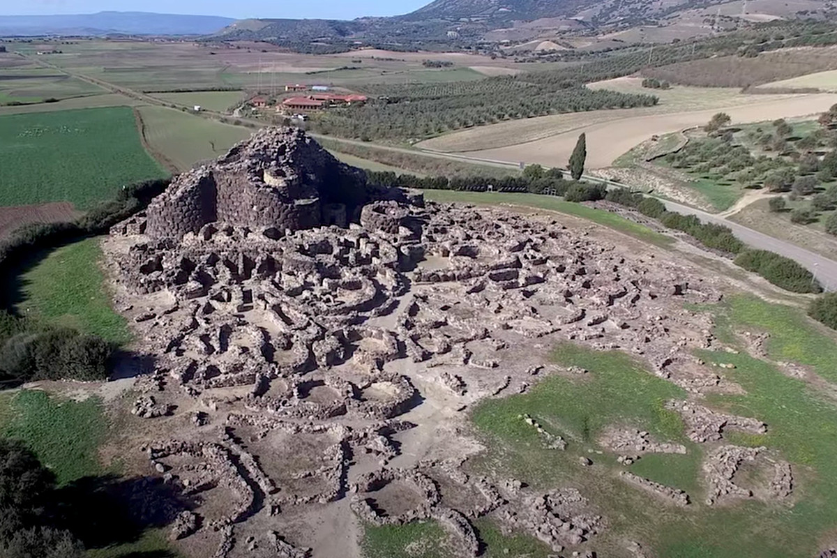 Theo các nhà nghiên cứu, Su Nuraxi là một ngôi làng được xây dựng như một cấu trúc phòng thủ rất kiên cố. Ảnh: Gabbiano Azzurro Hotel &amp; Suites.