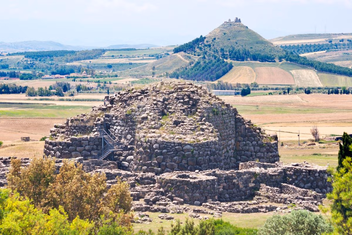Quần thể di tích này tập trung quanh một ngọn tháp ba tầng, được xây dựng từ khoảng năm 1500 TCN. Ảnh: Habitante.it.