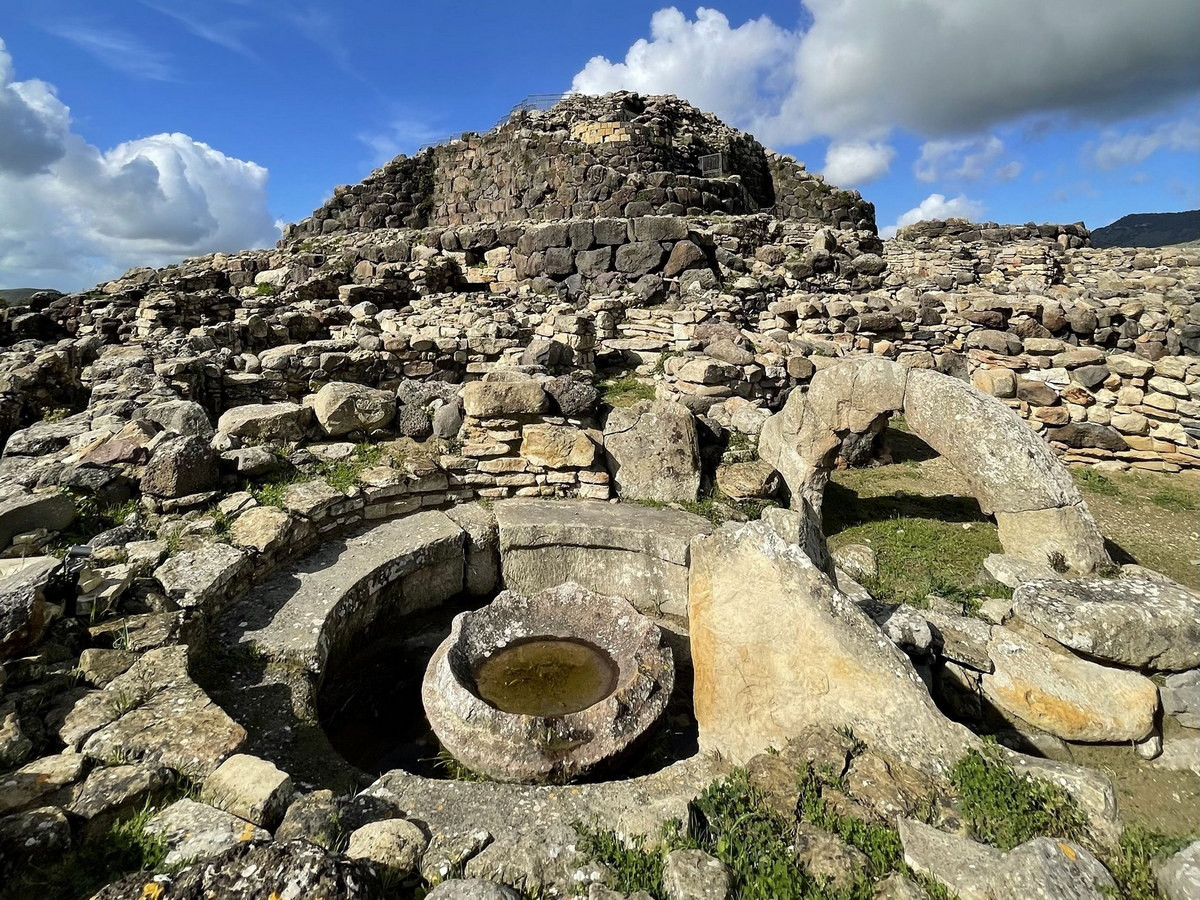 Chung quanh cụm tháp này là các dãy nhà nhỏ có mặt bằng hình tròn nằm sát nhau. Ảnh: Agenzia Dire.