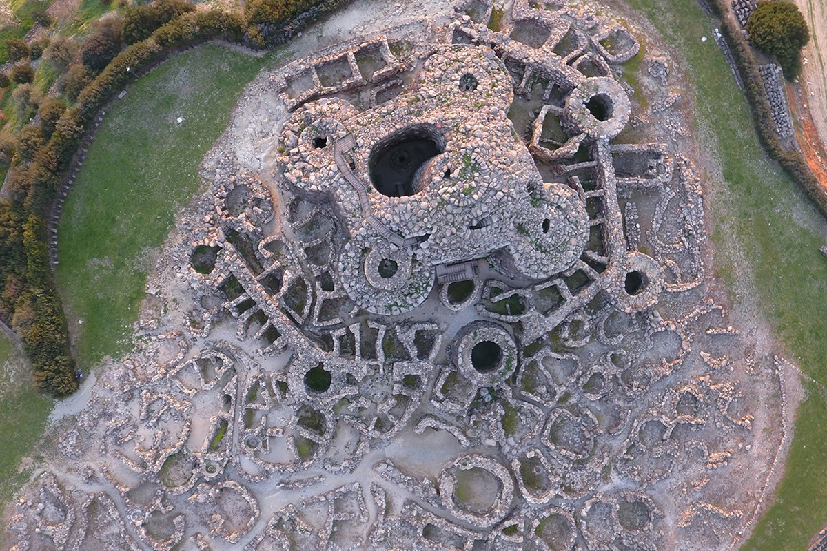 Tòa tháp trung tâm có kích thước rất lớn, được bao quanh bởi một bức tường với 7 tháp nhỏ. Ảnh: FAI – Fondo Ambiente Italiano.