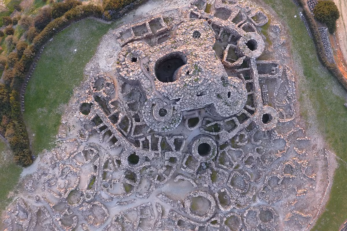 Tòa tháp trung tâm có kích thước rất lớn, được bao quanh bởi một bức tường với 7 tháp nhỏ. Ảnh: FAI – Fondo Ambiente Italiano.