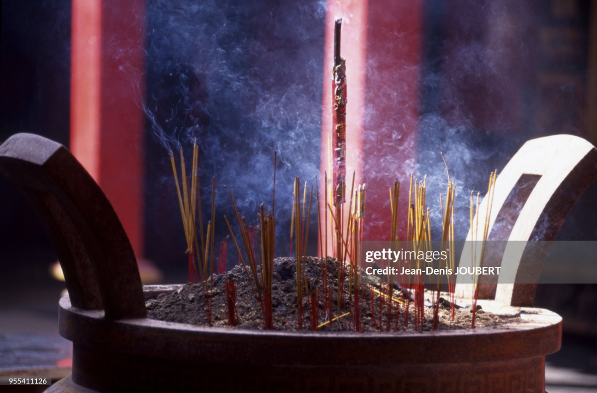 Lư hương trong chùa Bà Thiên Hậu.