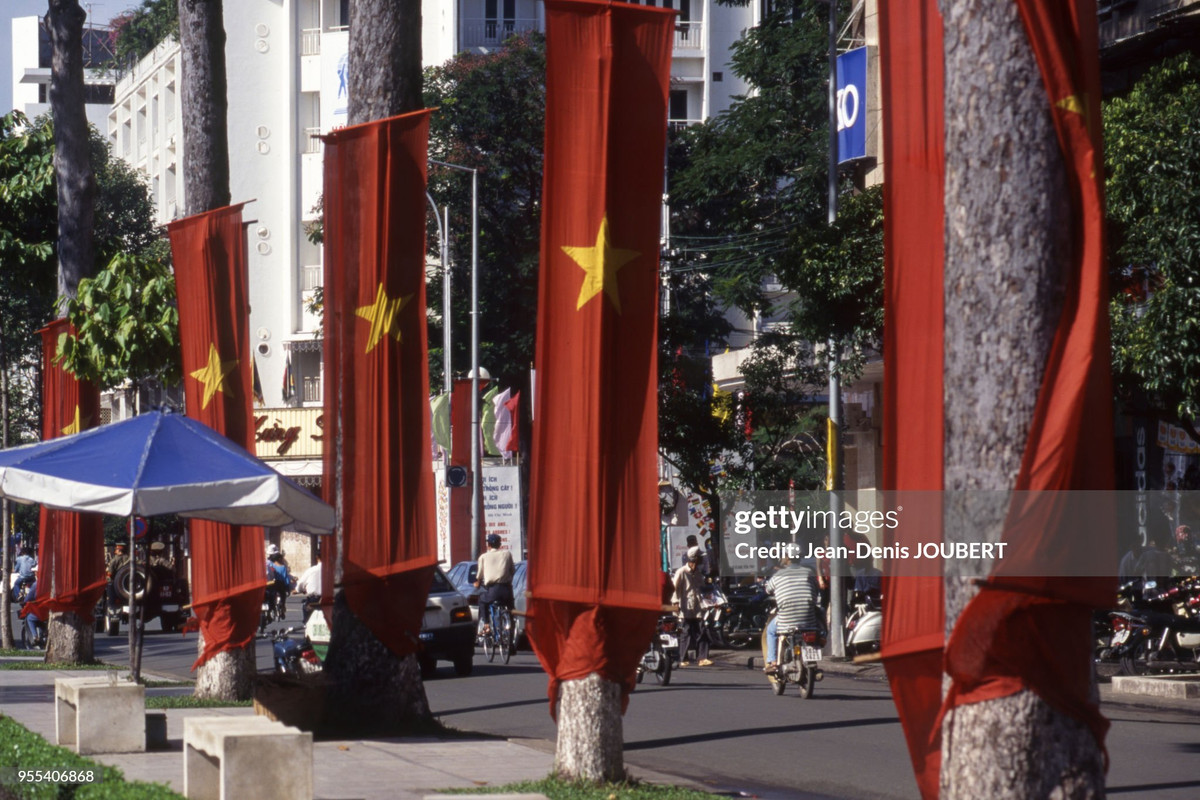 Băng-rôn cờ đỏ sao vàng ở Công trường Lam Sơn.