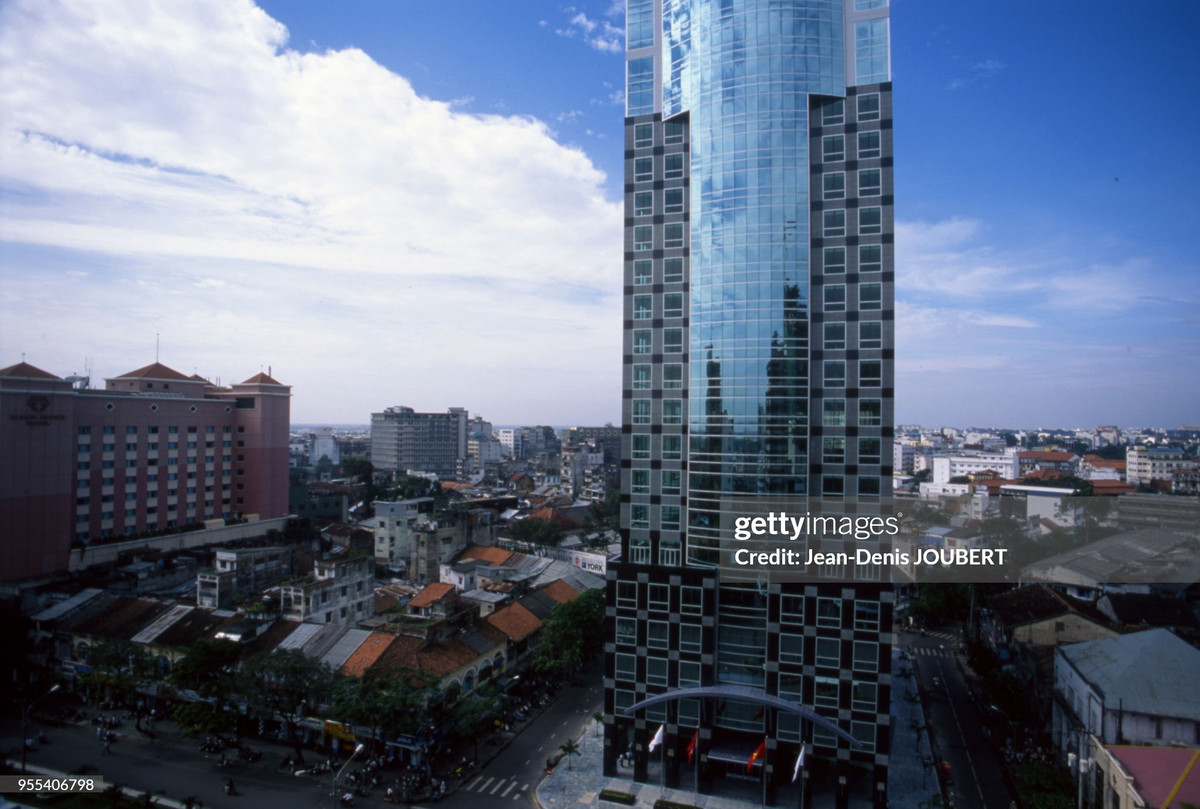 Tòa nhà SunWah trên đường Nguyễn Huệ. Khai trương năm 1995, đây là một trong những cao ốc tráng lệ nhất TP HCM thập niên 1990.