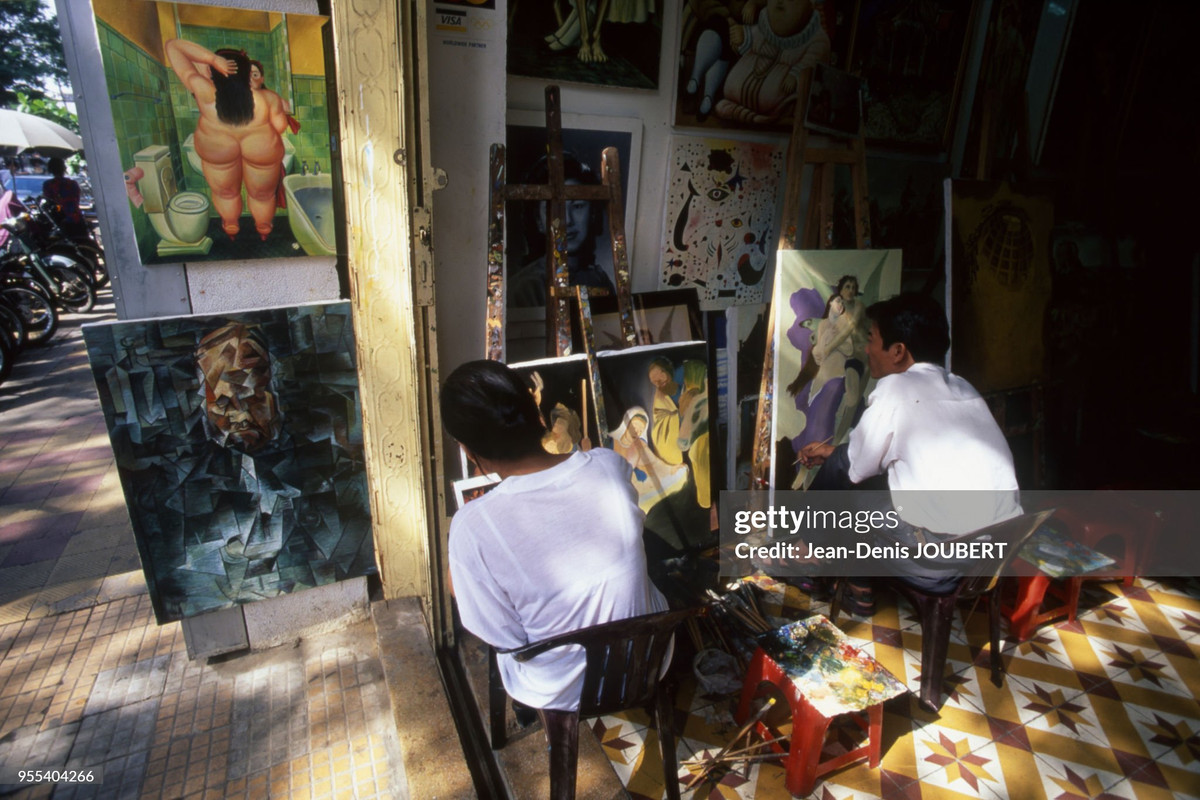 Các thợ vẽ hành nghề ở cửa hàng tranh chép.
