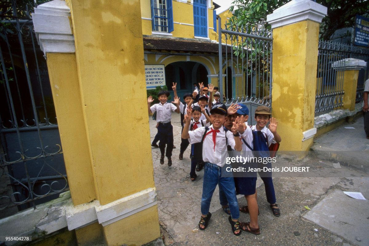 Học sinh ở một trường tiểu học thích thú khi được chụp hình.
