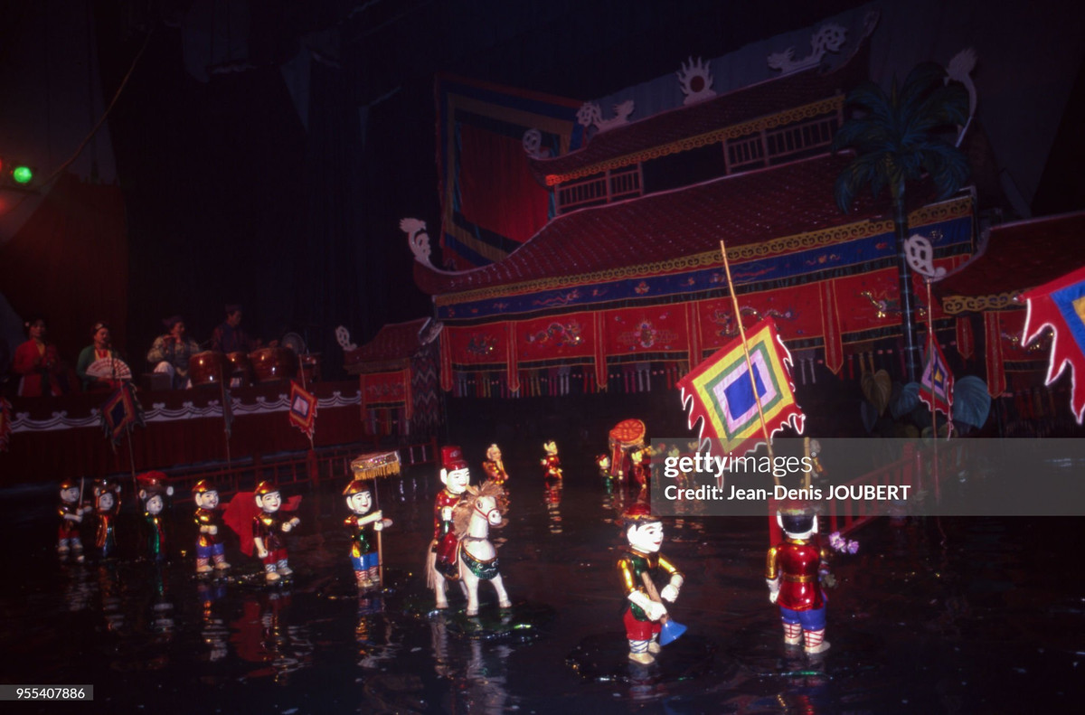 Buổi biểu diễn múa rối nước ở nhà hát Múa rối Thăng Long.