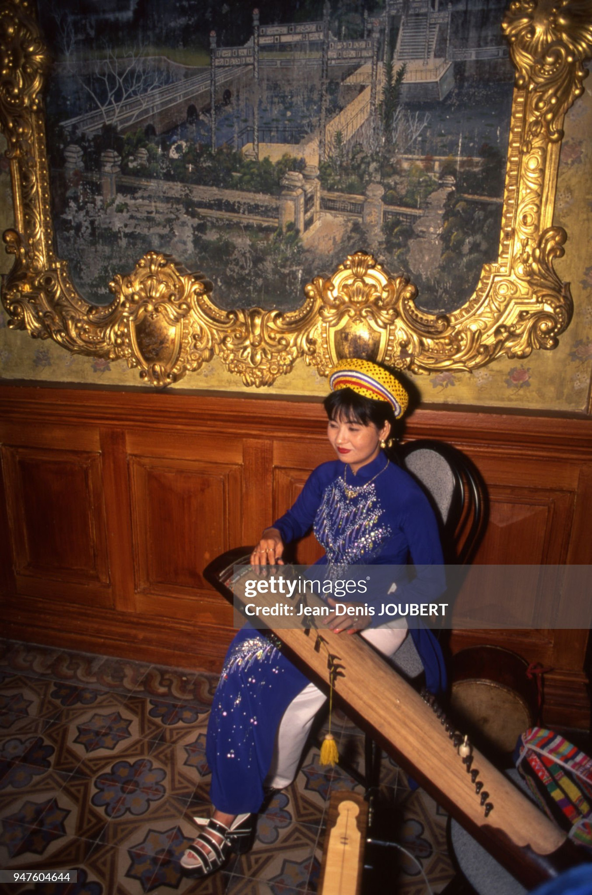 Màn diễn tấu đàn tranh trong cung An Định ở Huế.