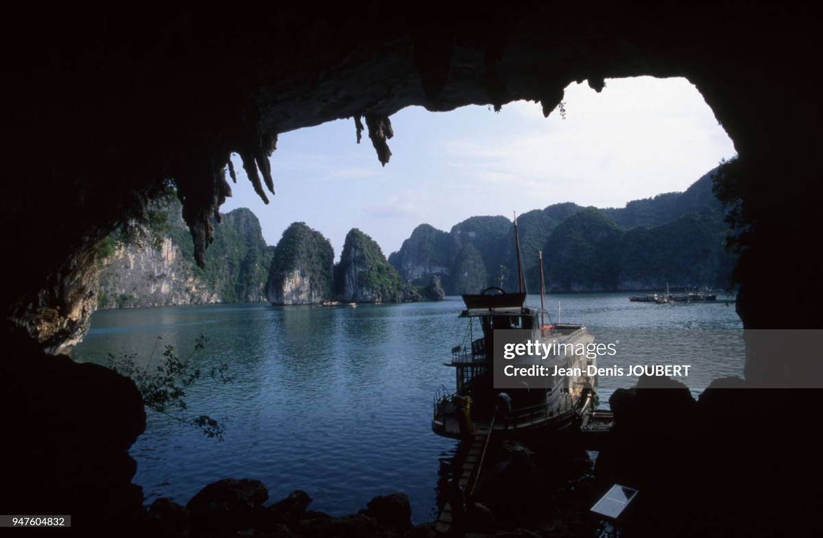 Khung cảnh nhìn từ cửa hang Bồ Nâu, vịnh Hạ Long.