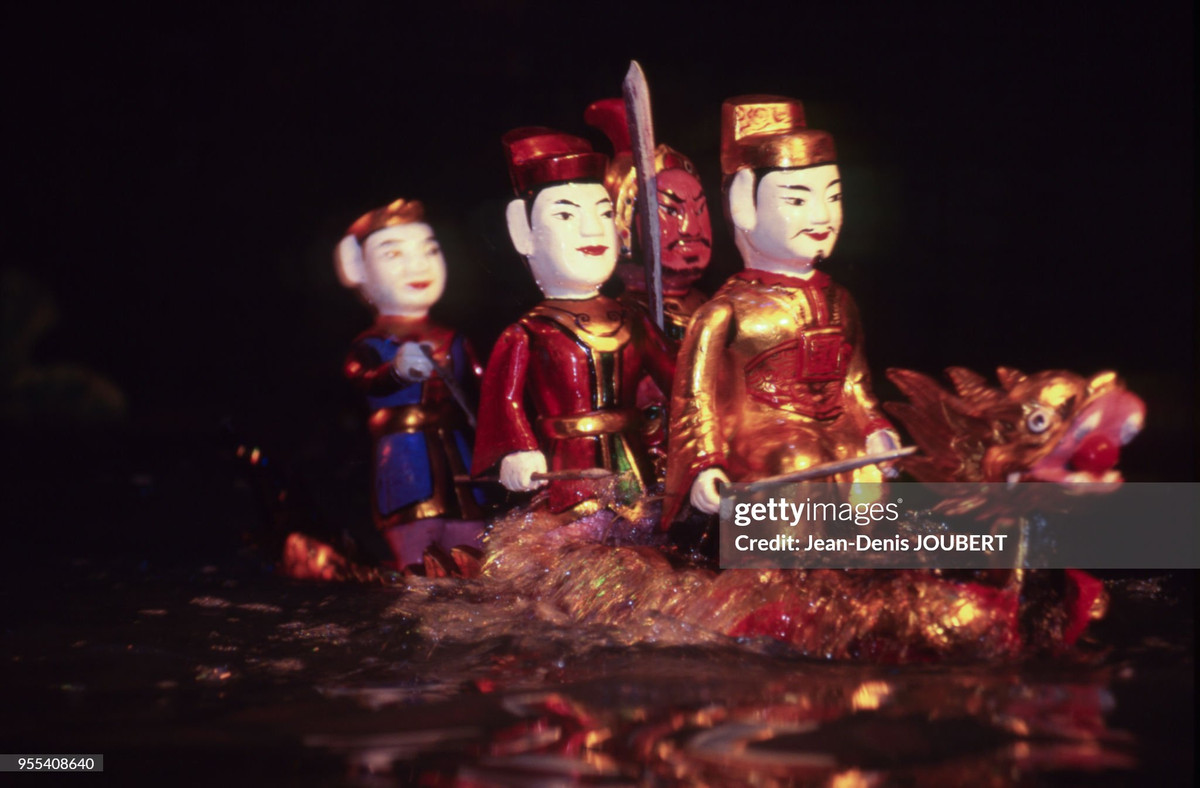 Cảnh vua Lê Lợi trả gươm cho thần Kim Quy trong buổi diễn múa rối.