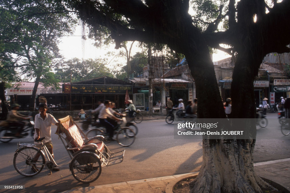 Giao thông trên phố Quốc Tử Giám, Hà Nội năm 1999. Ảnh: Jean-Denis JOUBERT/Gamma-Rapho via Getty Images.