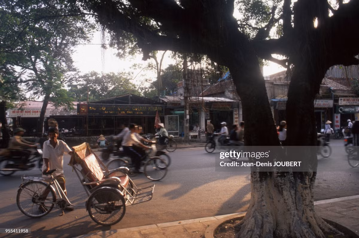 Giao thông trên phố Quốc Tử Giám, Hà Nội năm 1999. Ảnh: Jean-Denis JOUBERT/Gamma-Rapho via Getty Images.