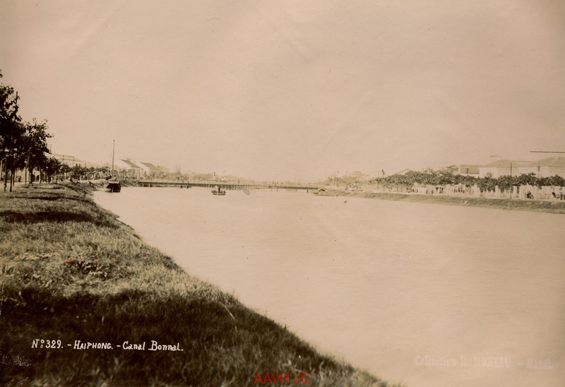 Kênh đào Bonnal ở trung tâm thành phố. Kênh đã bị lấp năm 1925, nay là dải vườn hoa nằm giữa hai đường Trần Hưng Đạo và Trần Phú.