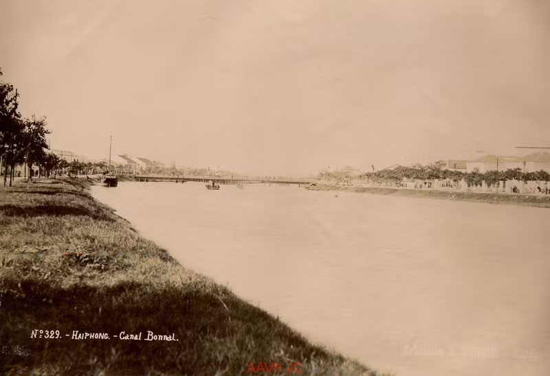 Kênh đào Bonnal ở trung tâm thành phố. Kênh đã bị lấp năm 1925, nay là dải vườn hoa nằm giữa hai đường Trần Hưng Đạo và Trần Phú.