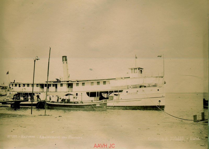Một con tàu của người Pháp ở bến cảng.