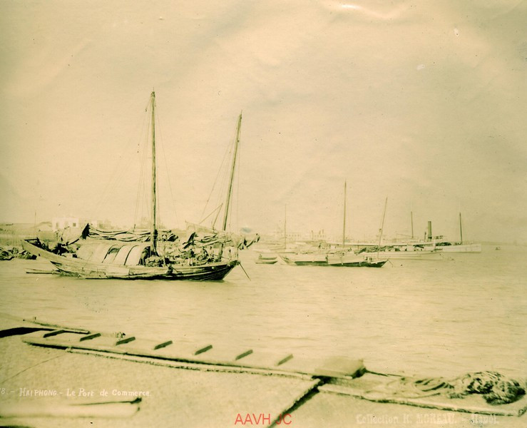 Quang cảnh ở cảng Hải Phòng.