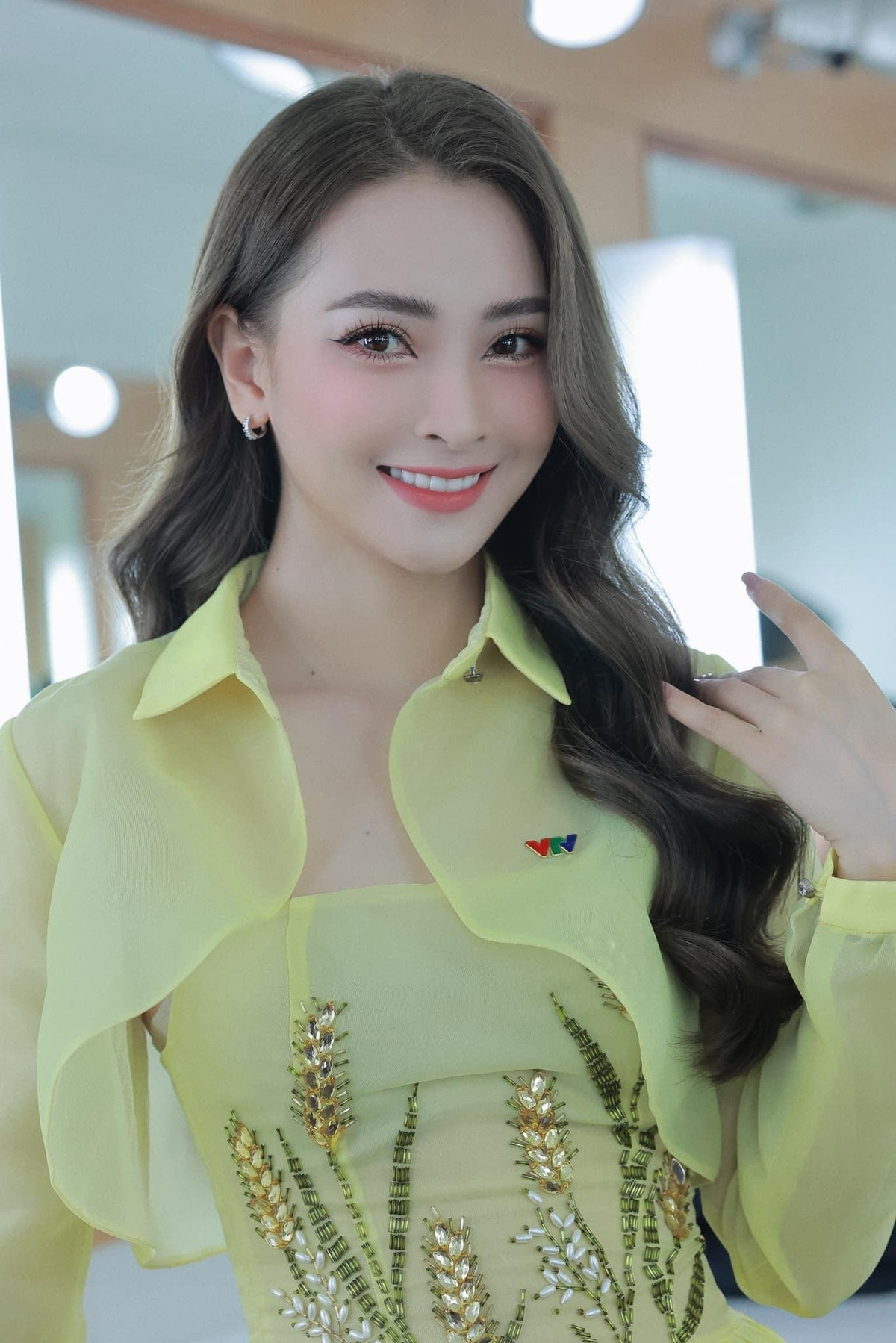 Vai cong an bi che trang diem qua dam, MC Huyen Trang noi gi?-Hinh-2