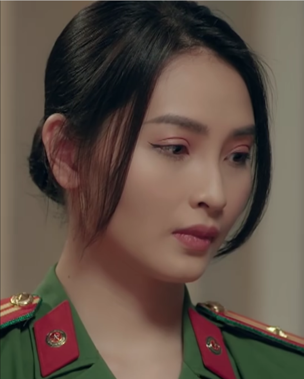 Vai cong an bi che trang diem qua dam, MC Huyen Trang noi gi?