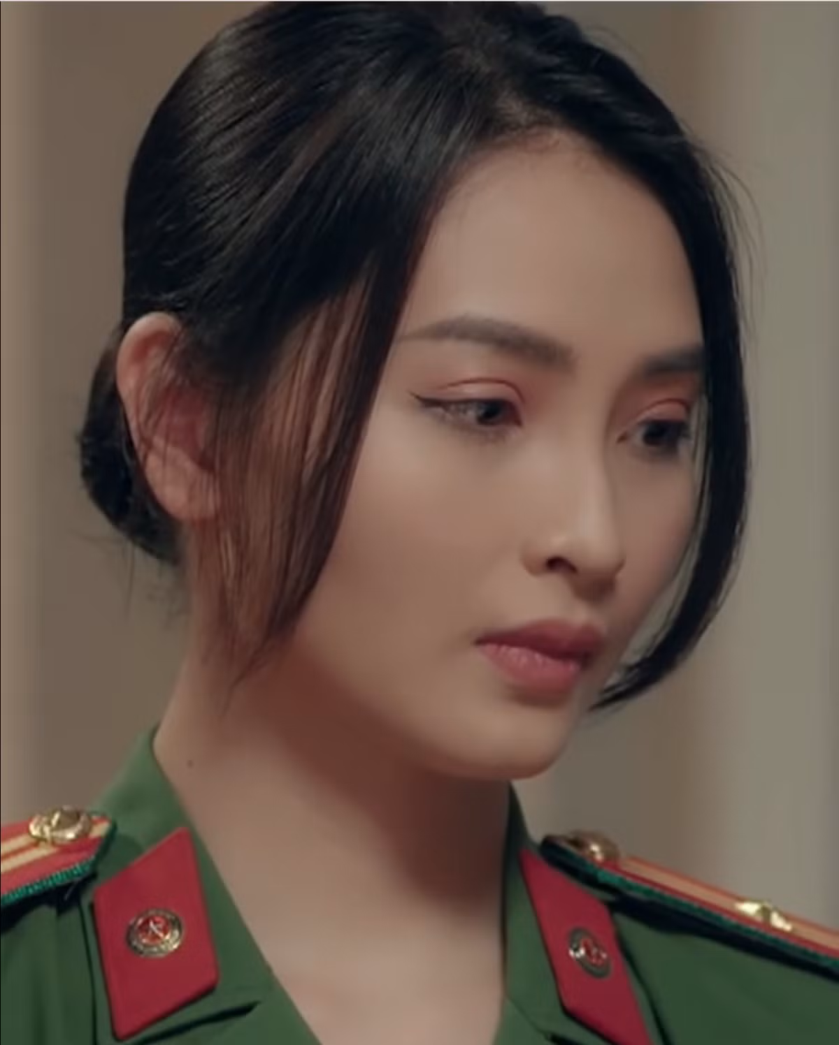 Vai cong an bi che trang diem qua dam, MC Huyen Trang noi gi?