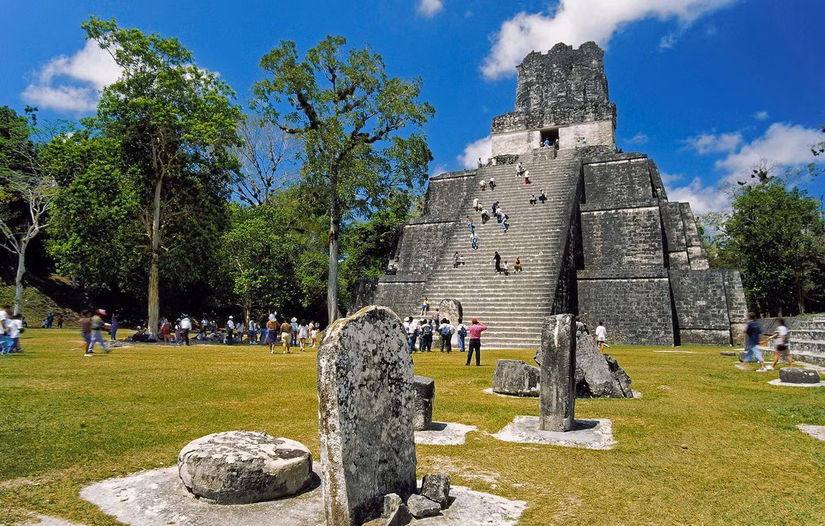 Bên cạnh đó là một số kim tự tháp và cung điện nhỏ hơn, nhà ở, tòa nhà hành chính, tượng đài bằng đá có khắc chữ và một công trình giống như nhà tù. Ảnh: The Telegraph.