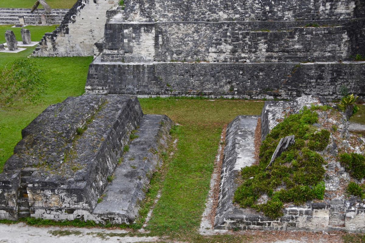 Ngoài ra Tikal còn có 7 sân chơi bóng pok-a-tok, một bộ môn thể thao mang tính tôn giáo đặc trưng của người Maya. Trong trò chơi này, người thua cuộc sẽ trở thành đối tượng hiến tế các vị thần. Ảnh: The Maritime Explorer.