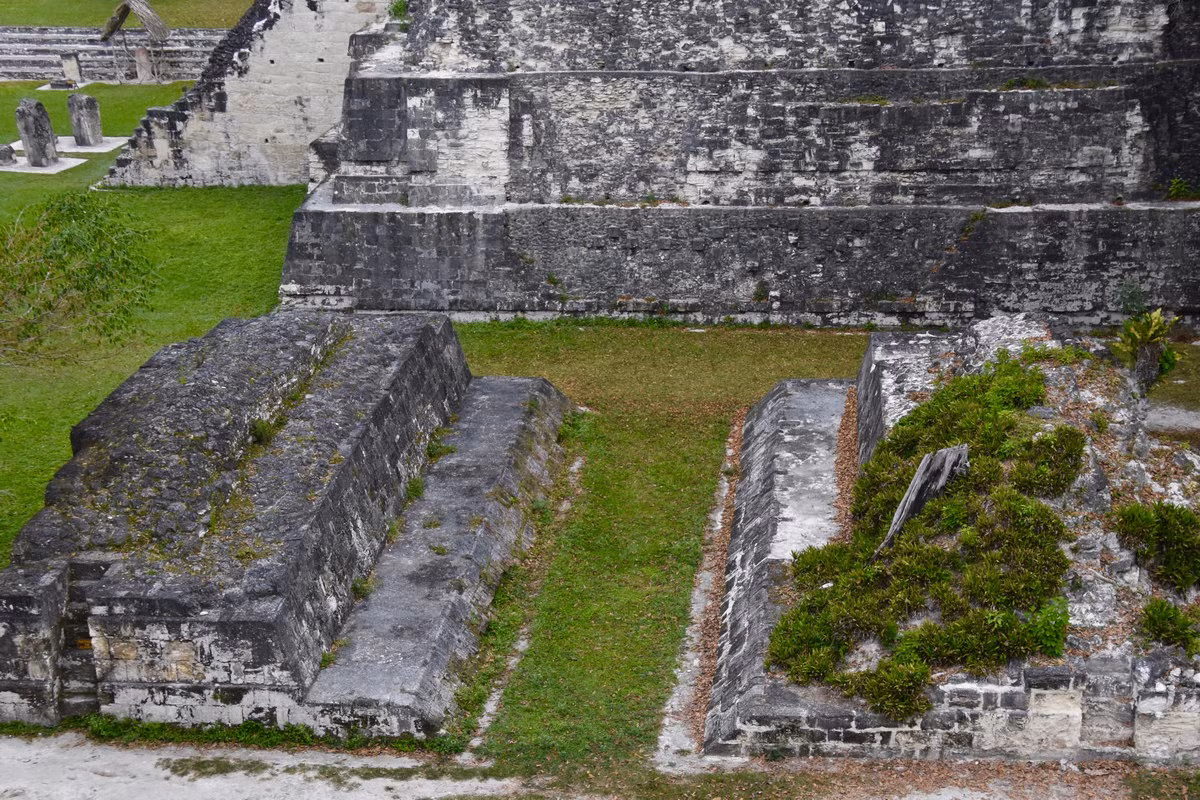Ngoài ra Tikal còn có 7 sân chơi bóng pok-a-tok, một bộ môn thể thao mang tính tôn giáo đặc trưng của người Maya. Trong trò chơi này, người thua cuộc sẽ trở thành đối tượng hiến tế các vị thần. Ảnh: The Maritime Explorer.