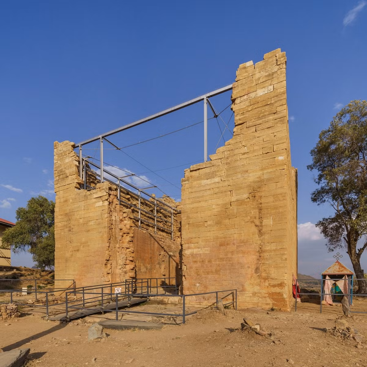 Ngày nay, tàn tích của vương quốc này là một quần thể di tích đồ sộ gồm nhiều bia tưởng niệm bằng đá nguyên khối, lăng ngôi mộ hoàng gia và những tàn tích của lâu đài cổ xưa. Ảnh: Think Africa.