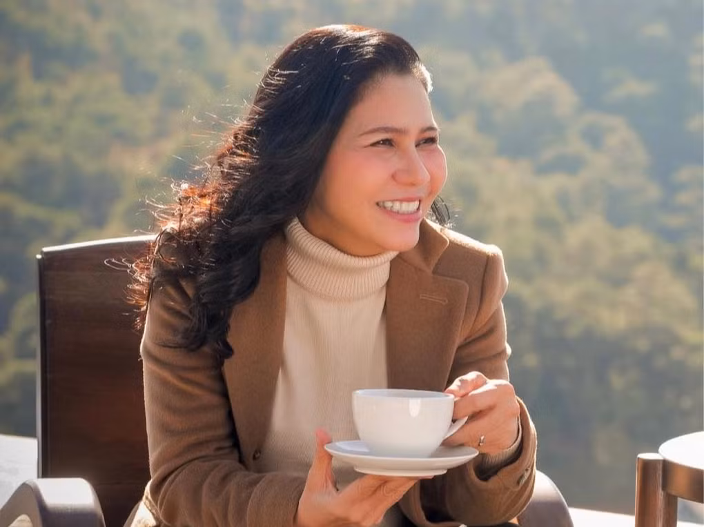 “Nu hoang vai phu” Thuy Muoi: Vuot benh tat, song lac quan tuoi 51