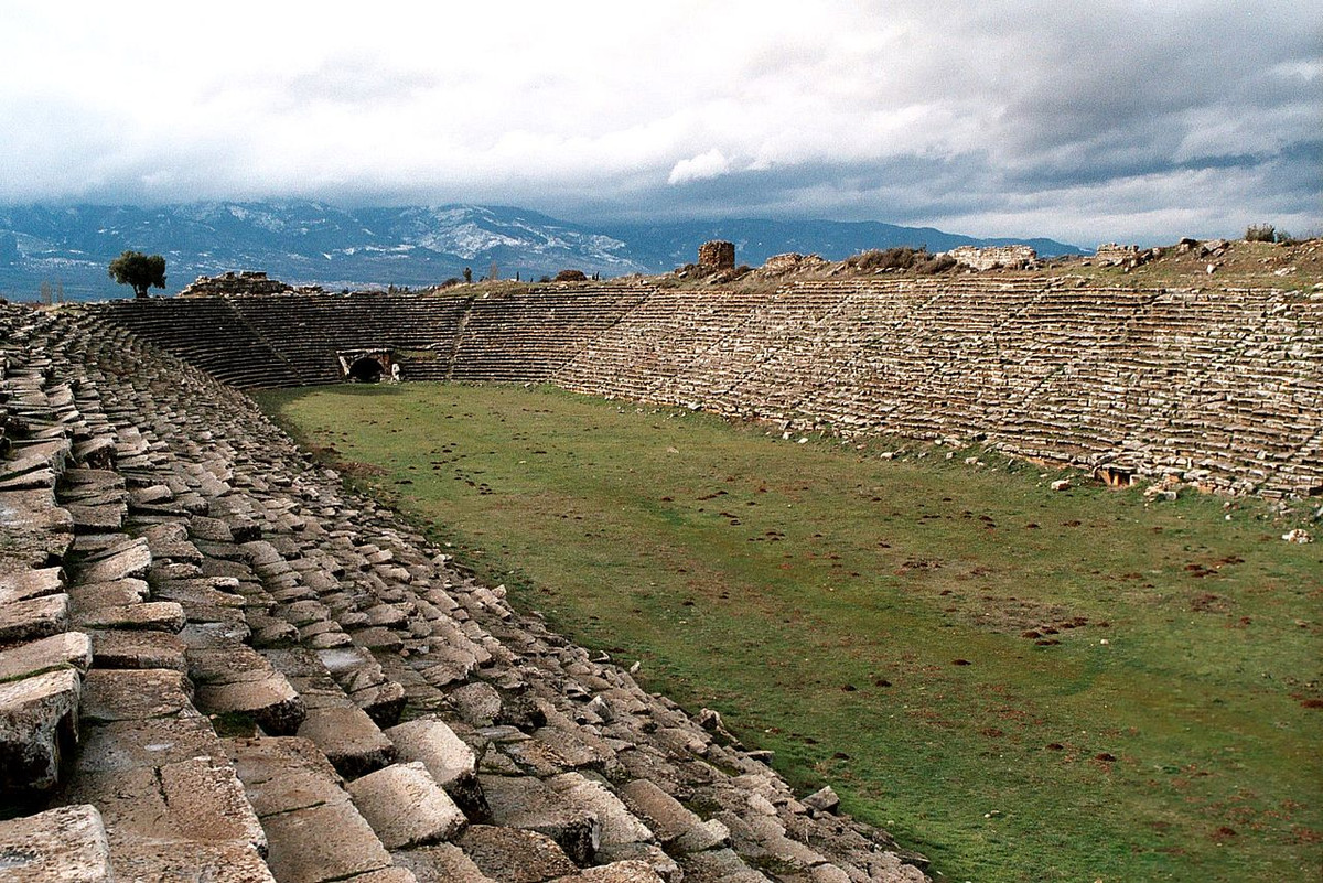 Sân vận động, nơi từng diễn ra những cuộc tranh tài gay cấn của các đấng nam nhi. Ảnh: Eskapas.