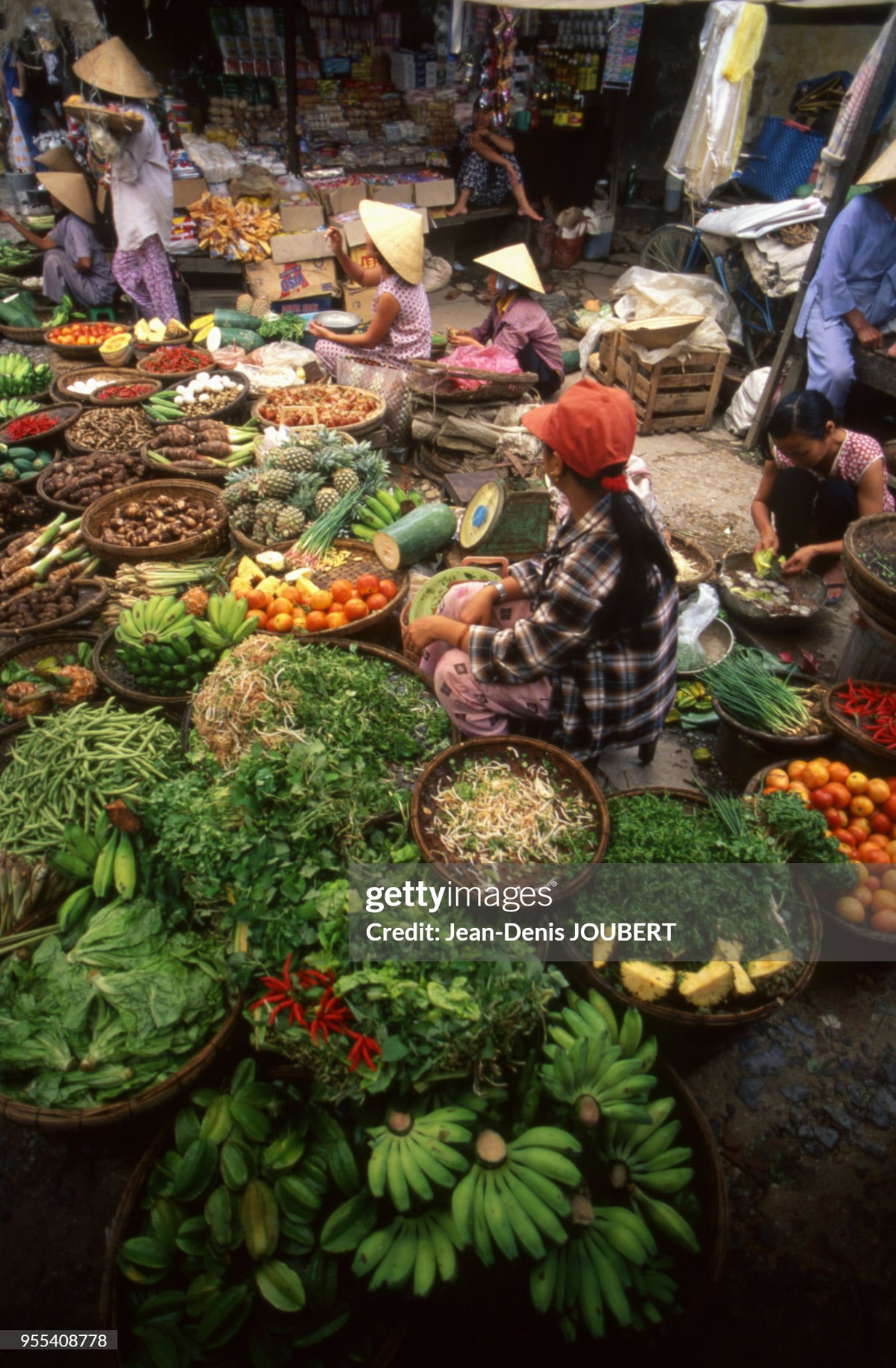 Rau củ quả các loại được bày bán la liệt ở chợ Hội An.