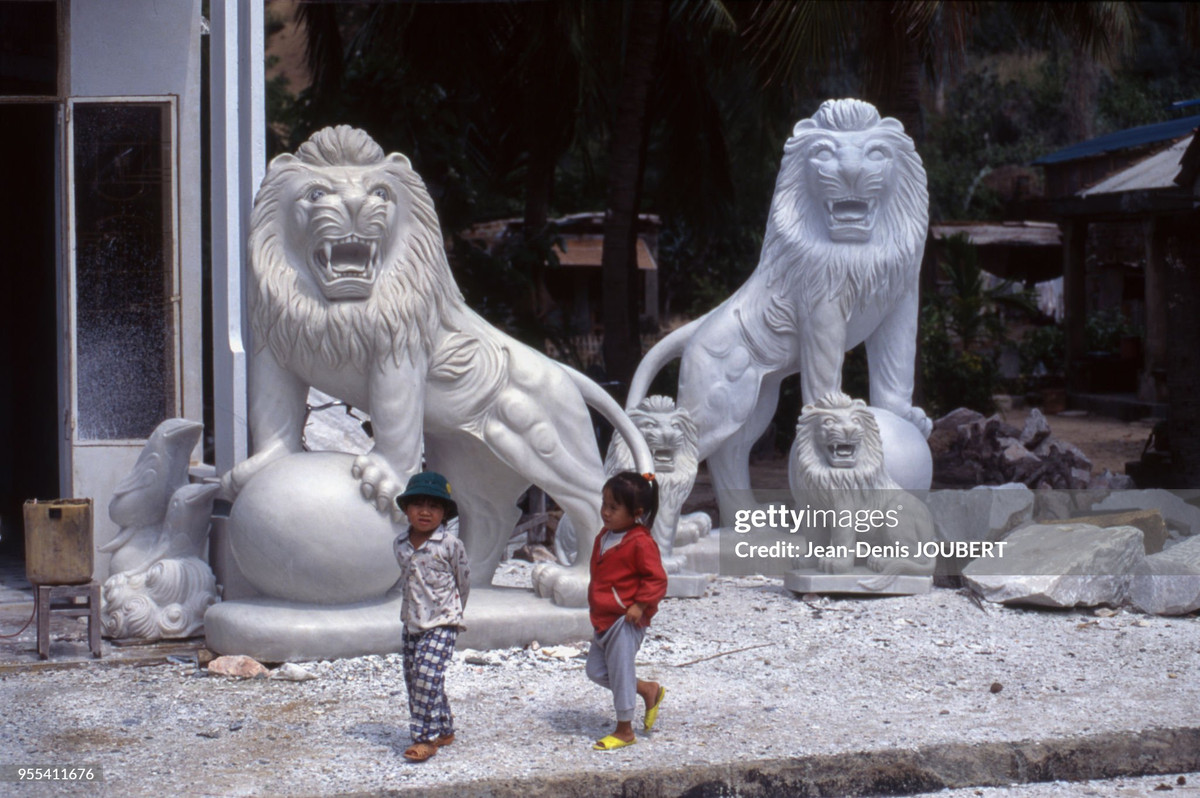 Những con sư tử bằng đá cẩm thạch tại làng nghề đá mỹ nghệ Non Nước, trên đường từ Đà Nẵng đi Hội An.