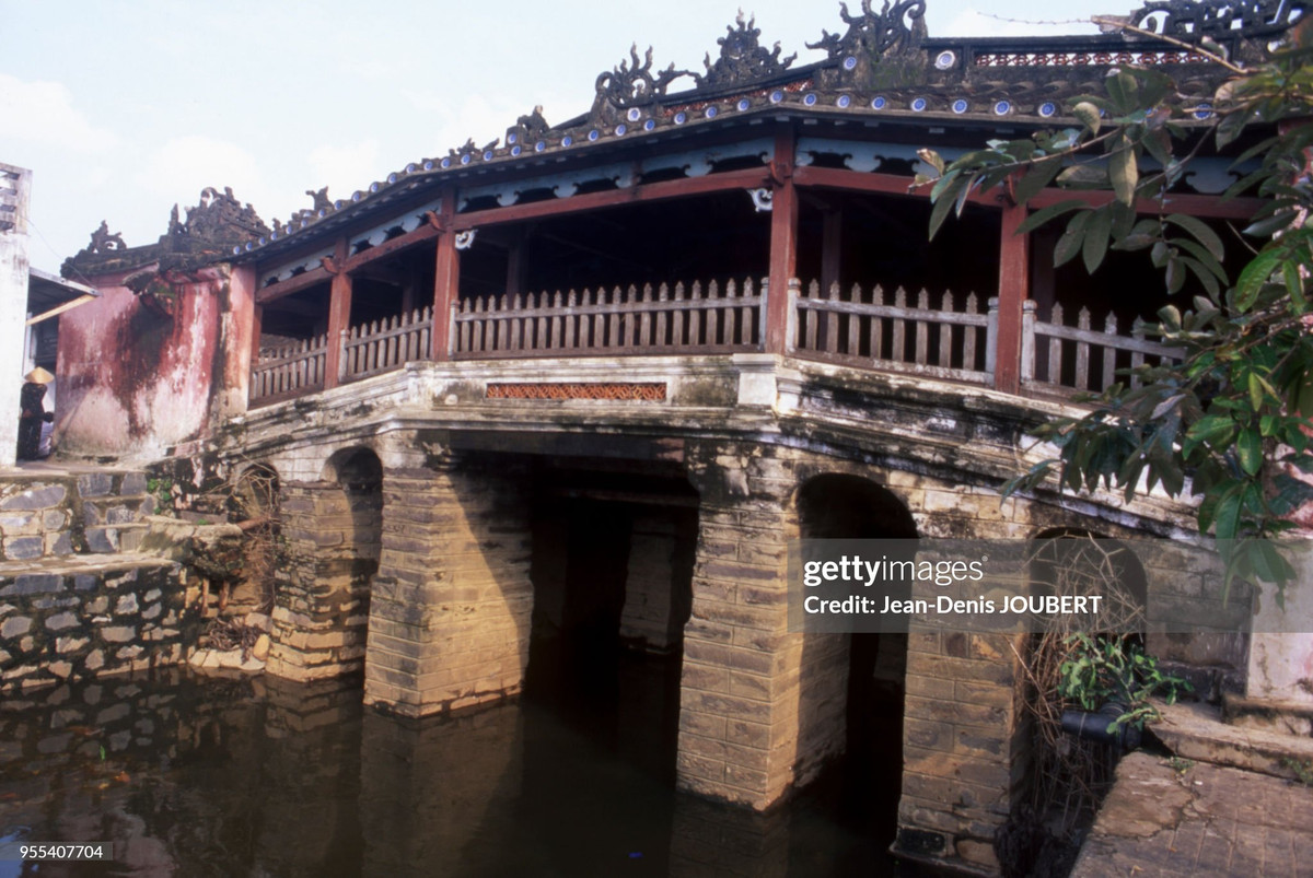 Cận cảnh Chùa Cầu.