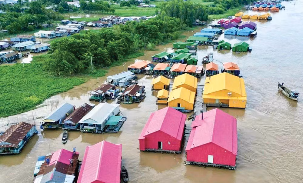 Diem check-in ruc ro sac mau o lang be Chau Doc
