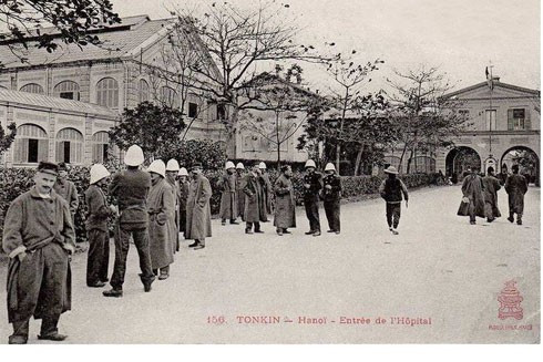 5. Từ 8h45, cánh quân phía Nam xuất phát từ Việt Nam học xá (khu vực Đại học Bách khoa bây giờ) tiến qua phố Bạch Mai, phố Huế… vòng quanh bờ hồ Hoàn Kiếm (ảnh), rồi trở lại theo hai hướng Đông và Tây của phố Trần Hưng Đạo, vào đóng quân ở khu vực Đồn Thủy. (Ảnh: Nhà thương khu vực Đồn Thủy/ nguồn ảnh tư liệu- Báo ANTĐ)