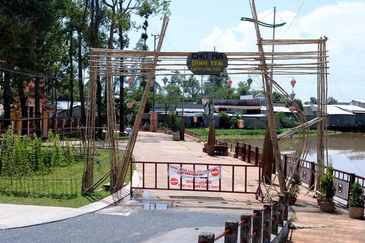 Ngoài trải nghiệm trên, đến với Đồng Tháp, du khách có thể xem show thực cảnh tái hiện "chợ ma" Định Yên - Lấp Vò - Đồng Tháp vào ngày thứ bảy của tuần thứ nhất và thứ ba trong tháng (từ 14 giờ đến 19 giờ 30).