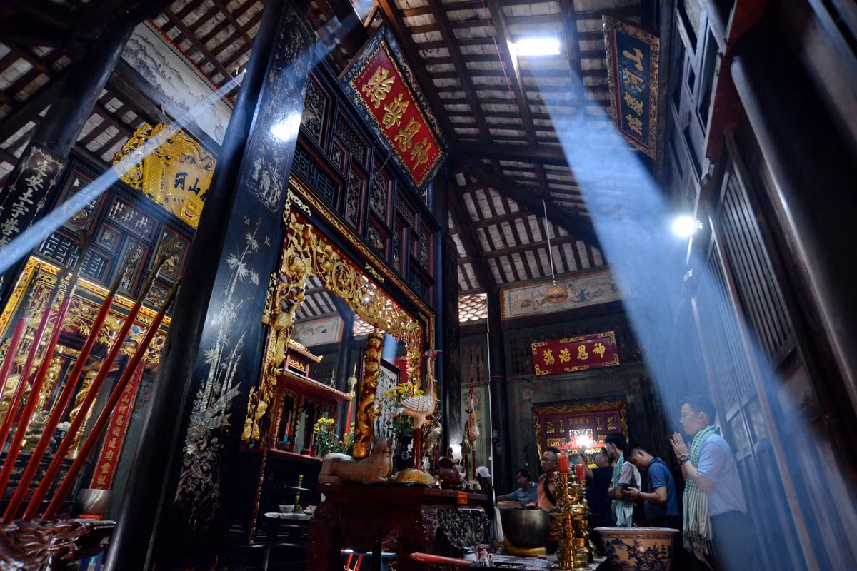 Thăm đình Định Yên được công nhận Di tích lịch sử cấp quốc gia.