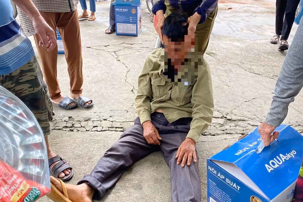 Vu nguoi dan ong ngat lim sau khi mua hang khuyen mai: Cong an tim bi hai-Hinh-2