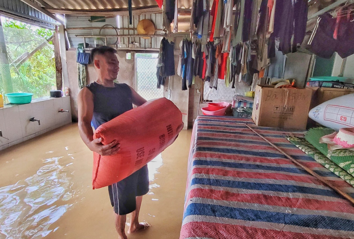 "Khoảng 3h ngày 8/10, nước lũ bắt đầu dâng vào nhà khiến nhiều bao lúa của gia đình bị ngập. Mọi người trong gia đình phải di dời đồ điện tử và tài sản chưa bị ngâm nước lên vị trí cao để tránh lũ", anh Lê Ngọc Nam (xã Cẩm Thịnh) cho hay.