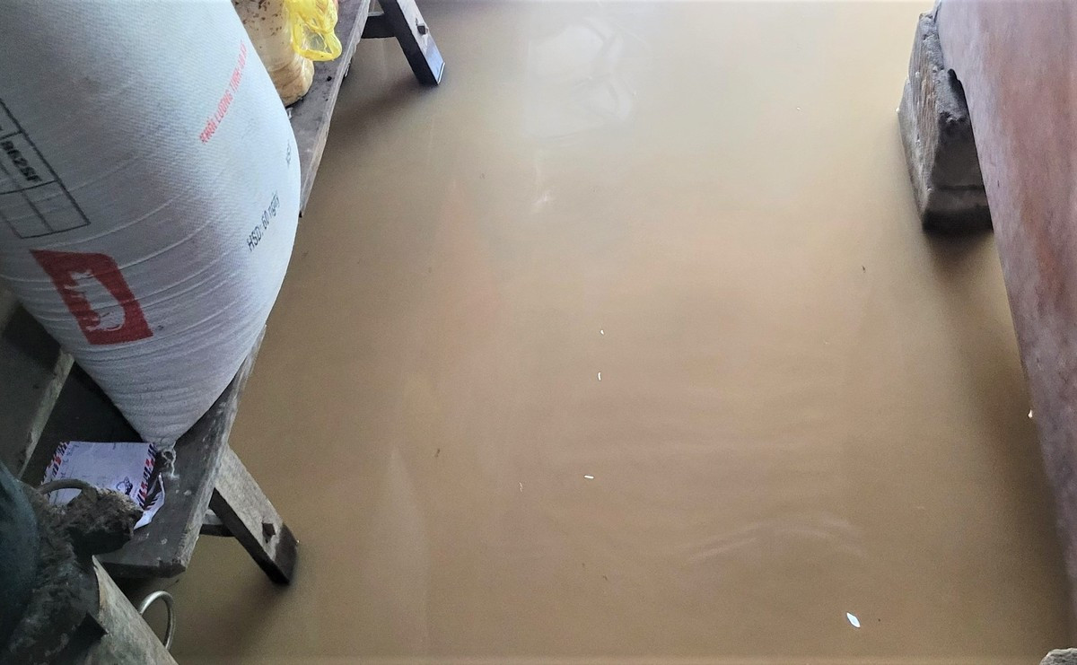 Người dân phải dùng gạch đá, chân ghế kê cao lúa và tài sản.