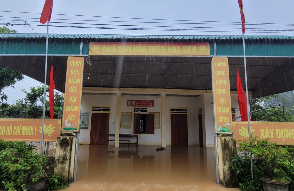 Khu vực nhà văn hóa thôn Hòa Sơn (xã Cẩm Thịnh) có hàng chục nhà dân, tuyến đường giao thông bị ngập nặng, có nơi ngập từ 0,5-0,7m.