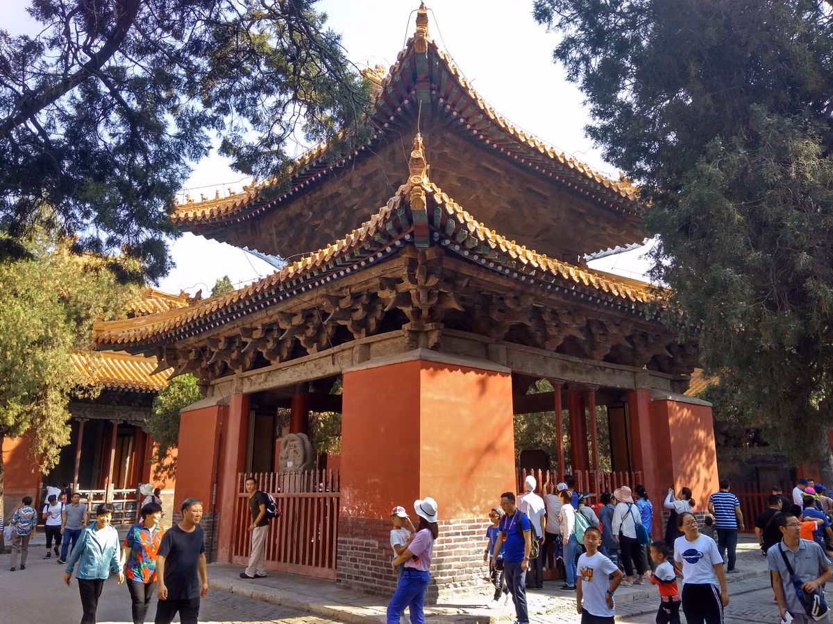 Khổng Miếu cũng là nơi lưu giữ hơn 2.000 tấm bia đá thuộc các triều đại Trung Quốc khác nhau, trong đó, có hơn 50 tấm Ngự bia (bia có bút tích của vua), khẳng định địa vị của Khổng Tử trong xã hội phong kiến Trung Hoa. Ảnh: Wikimedia Commons.