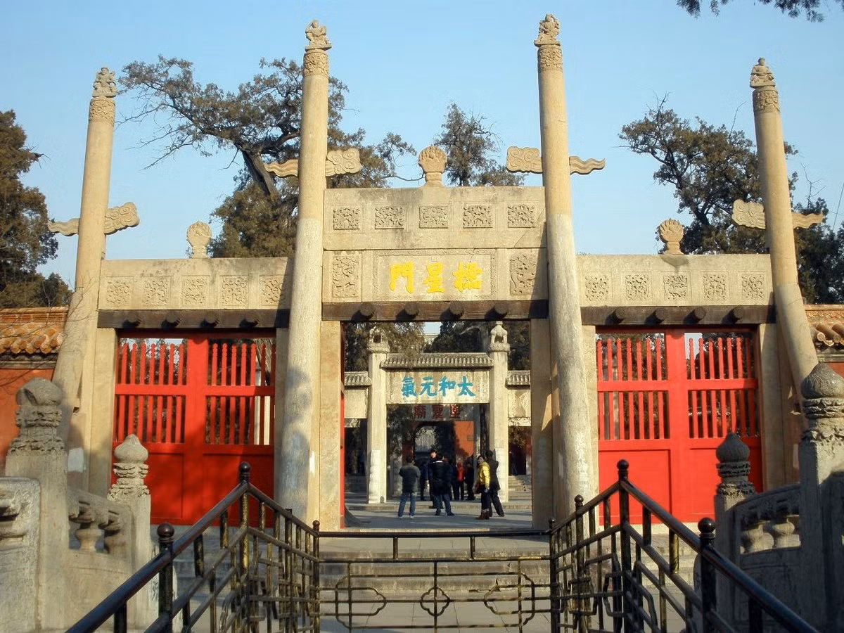 Mộ trong những công trình tiêu biểu của Khổng Miếu là Linh Tinh Môn. Cánh cổng cao 10,3 mét này được xây thời Minh Vĩnh Lạc để cúng sao Thiên Điền, thể hiện việc các hoàng đế cúng tế Khổng Tử như cúng tế trời, tôn thánh như tôn thiên. Ảnh: Wikipedia.