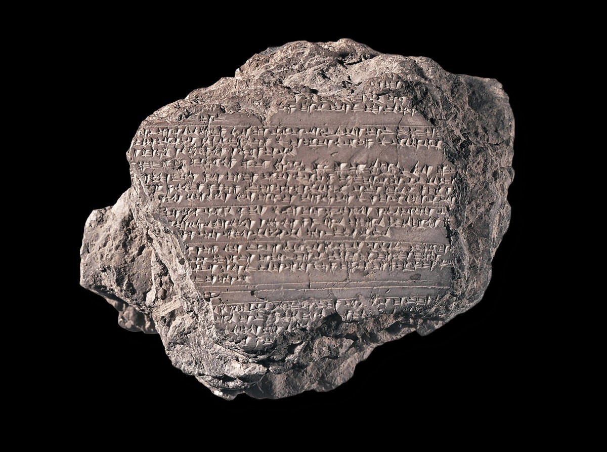 Nhưng di sản vĩ đại nhất mà các nhà khảo cổ tìm được ở thành phố cổ này là khoảng 30.000 phiến đá có khắc chữ Hittite. Ảnh: Kayipdiller.com.