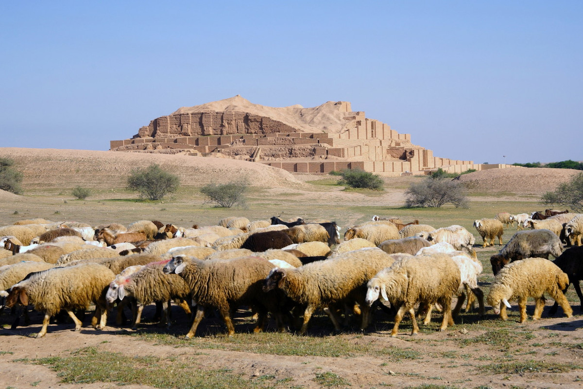 Sau cái chết của vua Untash-Napirisha, các hoạt động ở kim tự tháp Chogha Zanbil vẫn được duy trì cho đến khi công trình bị đập phá và phế bỏ vào thời vua Ashurbanipal của Assyria năm 640 TCN. Ảnh: Not Just Another Book.