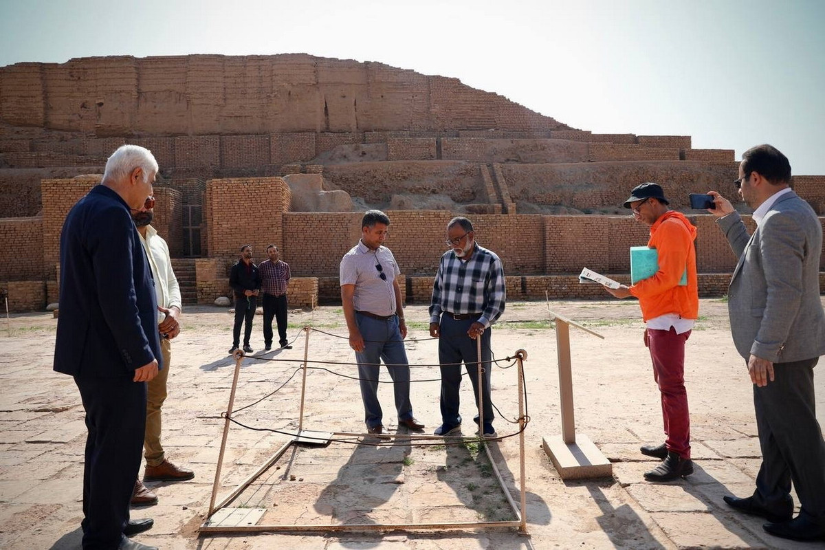 Vật liệu xây dựng chính tại Chogha Zanbil là gạch bùn và gạch nung. Các ngôi đền được trang trí bằng gạch nung tráng men, thạch cao, đồ sứ trang trí và thủy tinh. Ảnh: خبرگزاری میراث آریا.