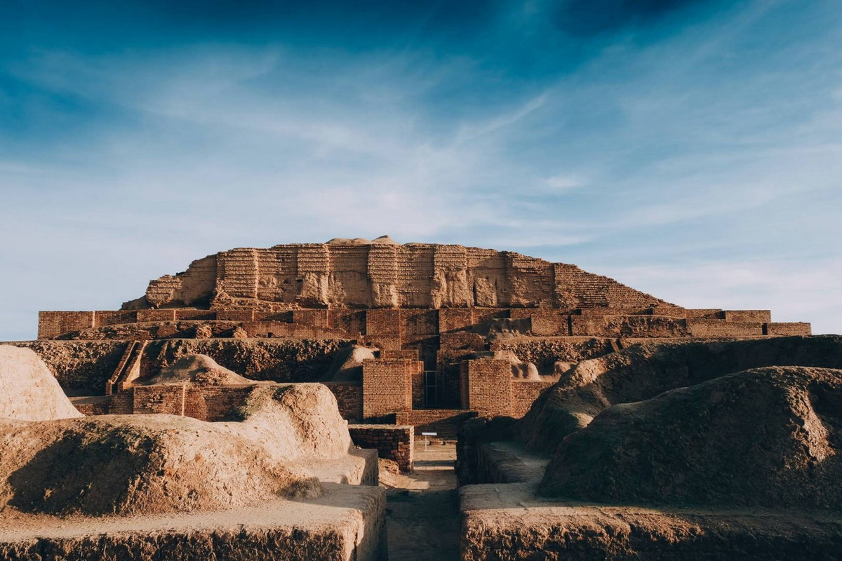 Ziggurat là loại hình kiến trúc kiểu tầng bậc, bệ cao nọ đặt trên bệ cao kia, càng lên cao càng thu dần lại, có đường dốc trượt hoặc bậc thang thẳng góc hoặc men theo khối xây để đi lên đỉnh. Ảnh: OrientTrips.