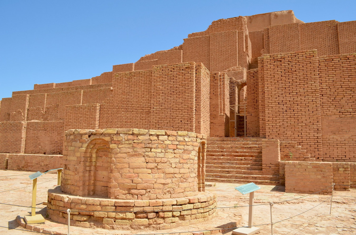 Trên đỉnh có một đền thờ nhỏ. Bậc thang có khi đi lên từ bên phải và bên trái khối xây, cũng có kiểu bậc thang xoáy trôn ốc. Ảnh: Trip.com.